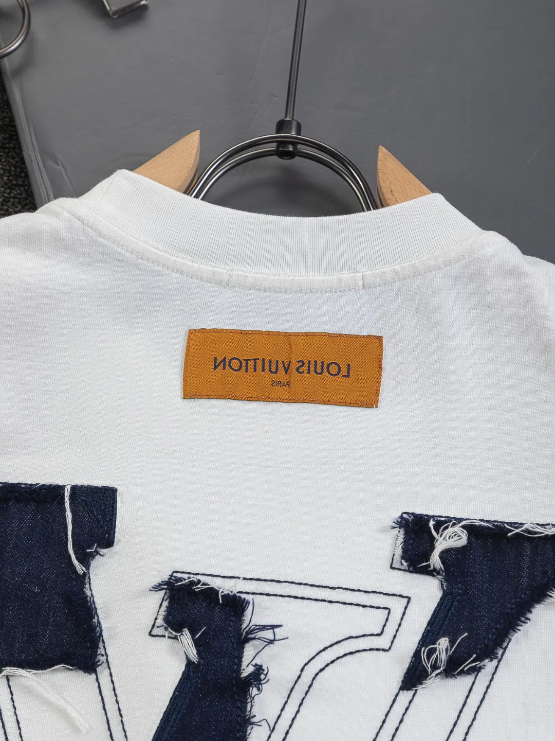 🅿️210 Louis Vuitton 1V LV lv slightly wide version S-XL LV 26ss new products are available at counters simultaneously. Multiple craftsmanship. Front and rear denim patch letters🪡 embroidery. Round neck short-sleeved T-shirt, same style for men and women! Consigned to one-to-one creation. Synchronized with the official website, pure cotton fabrics at the counter! It is close to the skin and comfortable, durable and easy to wear. It has a classic and simple logo design and meticulous original craftsmanship. Short-sleeves, a must-have item for men, do not appear to be the same for the general public, but must be unique and eye-catching. This LV short-sleeve is all about quality, comfort, the same shape and fashion as always, including fabrics and cutting techniques. All of them have been made with great effort! 320 grams of washed pure cotton fabric, pure cotton is breathable, very refreshing and comfortable for daily wear. The rib knitting on the neckline is smooth and tight, and the neckline will not be skewed if you toss it at will. The loose version, you will find that it looks really good on the upper body. The overall is minimalist and neat, super versatile for daily use! Pair it casually with a pair of pants for a youthful look. A T-shirt will make your outfit crazy. It is a fashionable item that can never go wrong! Color: Black White Size: S-XL Size chart: S: Shoulder width 50-Bust 56-Length 70 M: Shoulder width 52-Bust 57-Length 72 L: Shoulder width 54-Bust 59-Length 74 XL: Shoulder width 56-Bust 62-Length 76